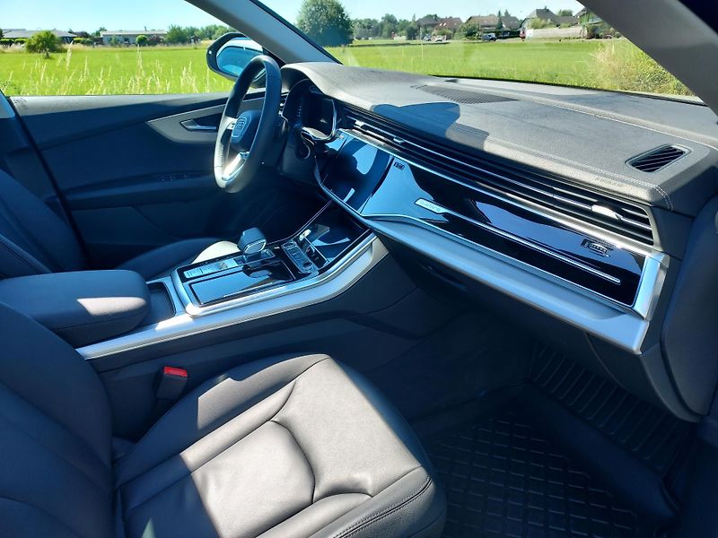 Audi Q8 (2023) 55 TFSI quattro 3.0 / 250 kW - fotka 19 z 22