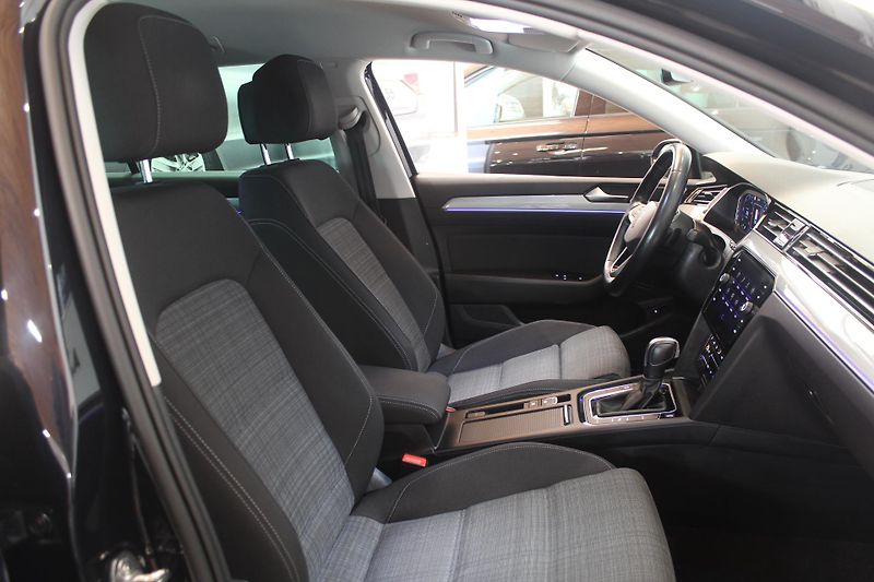 Volkswagen Passat (2021) 2.0TDI DSG Display LED - fotka 22 z 36