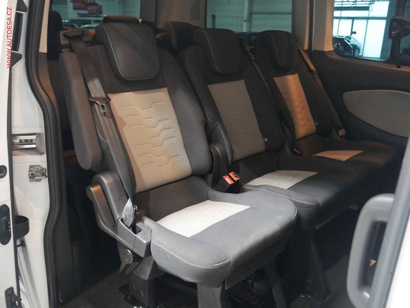 Ford Tourneo Custom (2016) 2.2TDCi, Limited, 114kW - fotka 12 z 20