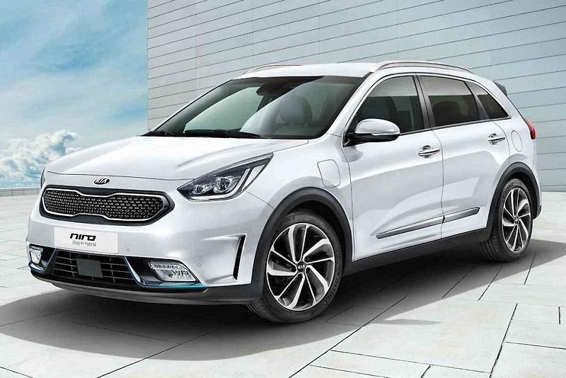 Dvě výkonné motory pod kapotou má čím dál více vozů