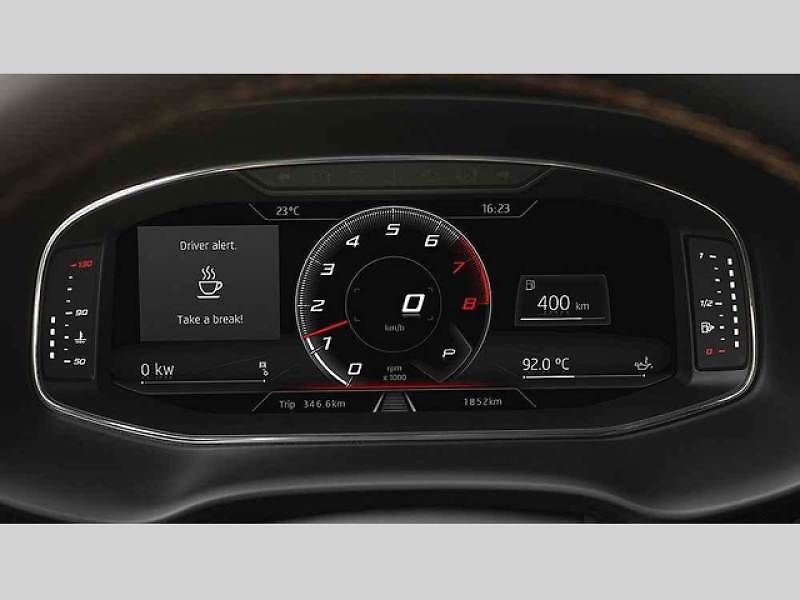 Auto poskytuje dostatek řidičské zábavy