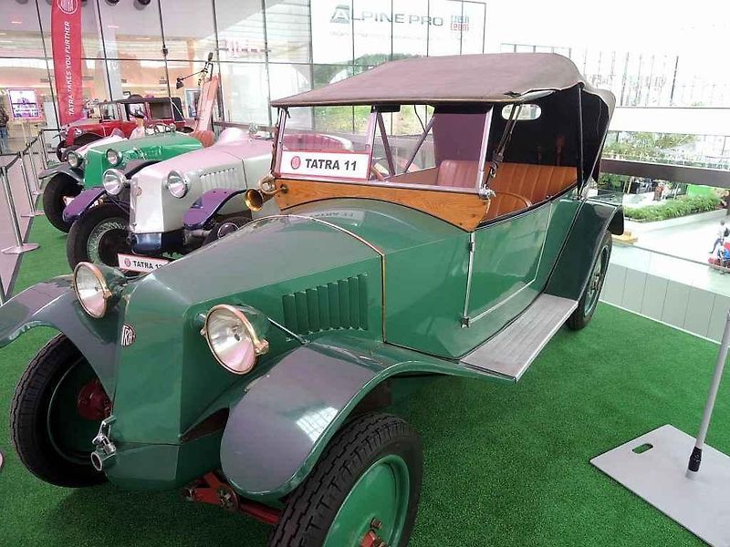 Legendární automobily značky Tatra z kopřivnické automobilky jsou nyní k vidění v ostravském nákupním centru Forum Nová Karolina.