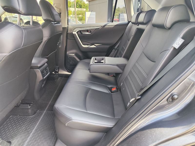 Toyota RAV4 2.5 HEV/163kW Executive 4WD - fotka 13 z 32