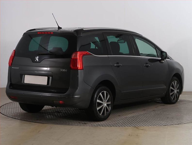 Peugeot 5008 (2013) Active 2.0 BlueHDi, 7 míst - fotka 5 z 17