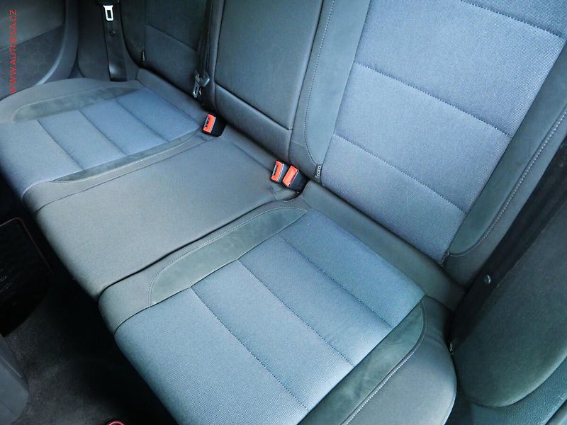 Volkswagen Golf (2011) 2.0TDi, AC, park.čidla - fotka 10 z 19