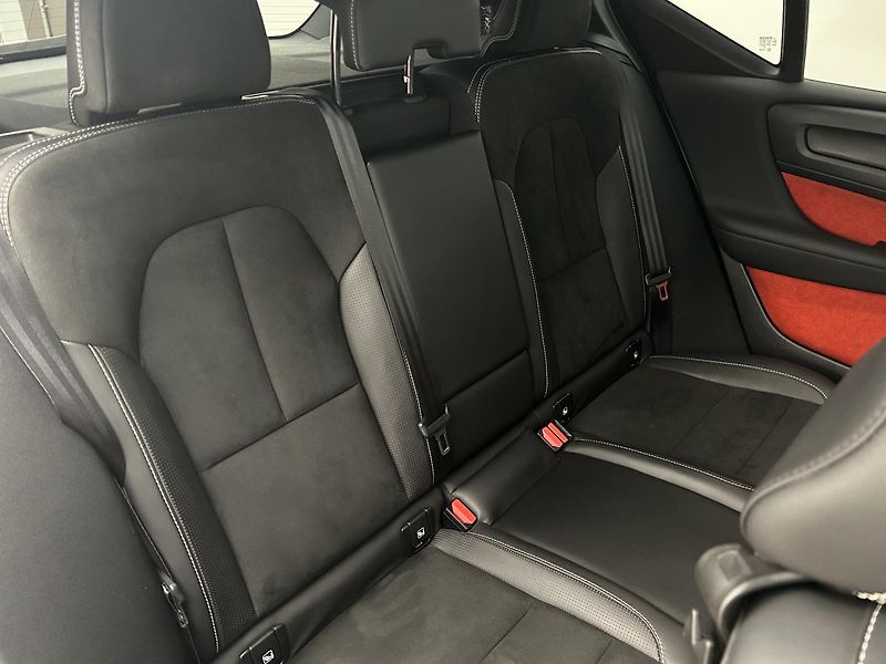 Volvo XC40 2.0 T4 4x4 R-Design - fotka 16 z 30