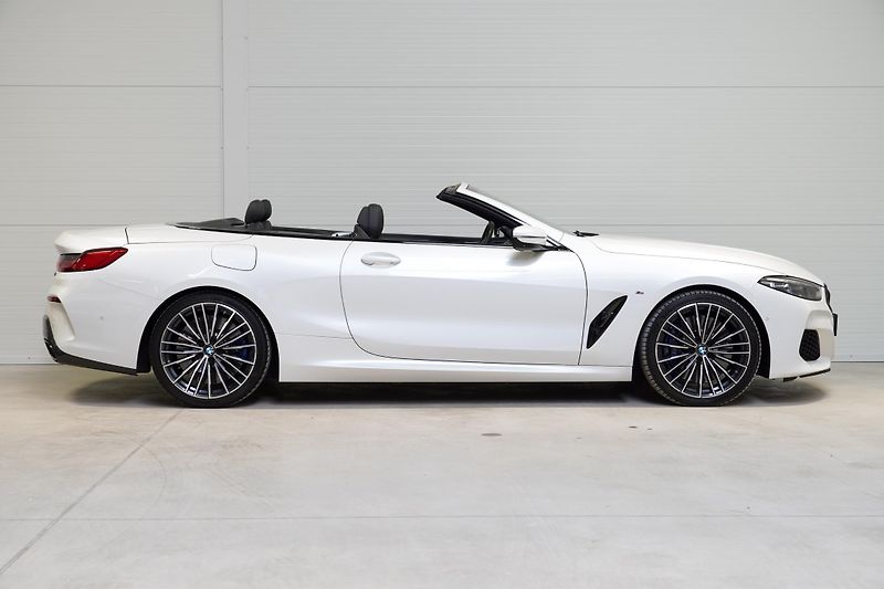 BMW Řada 8 BMW 850i Xdrive cabrio - fotka 4 z 44