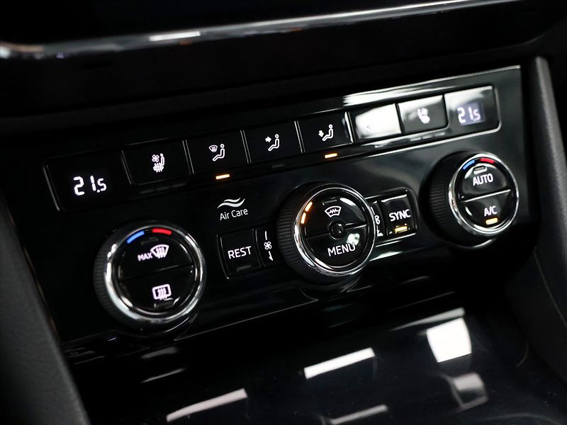Škoda Superb 2,0 TDI 147kW DSG 4x4 L&K DPH - fotka 31 z 44