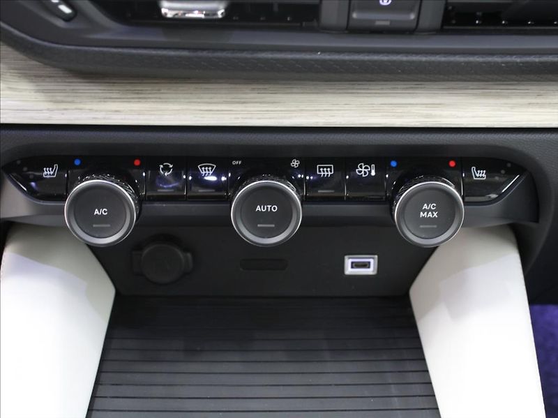 Citroën C5 X 1,6 PHEV 225 Hypnos 1.maj.ČR - fotka 13 z 18