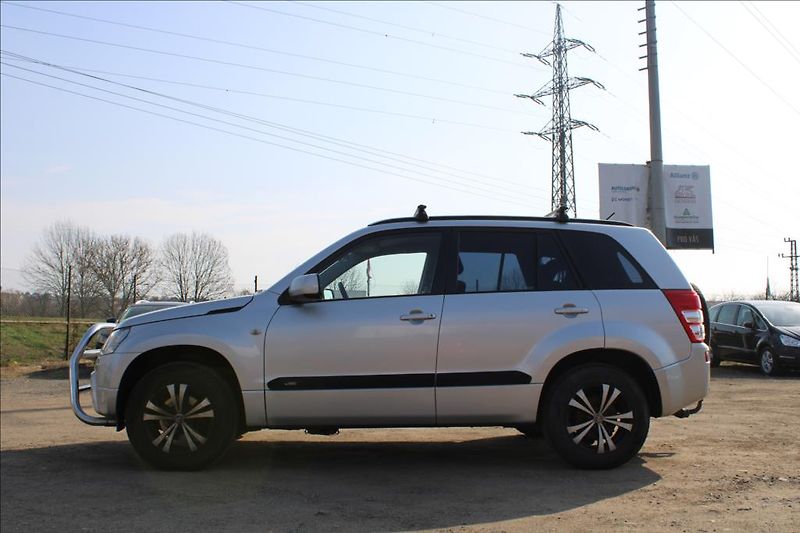 Suzuki Grand Vitara 2,0 i + LPG  LPG,4 x 4,TAŽNÉ - fotka 8 z 27