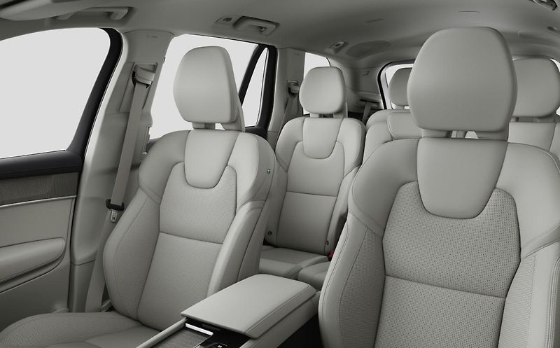 Volvo XC90 (2026) B5 AWD PLUS DARK - fotka 10 z 16