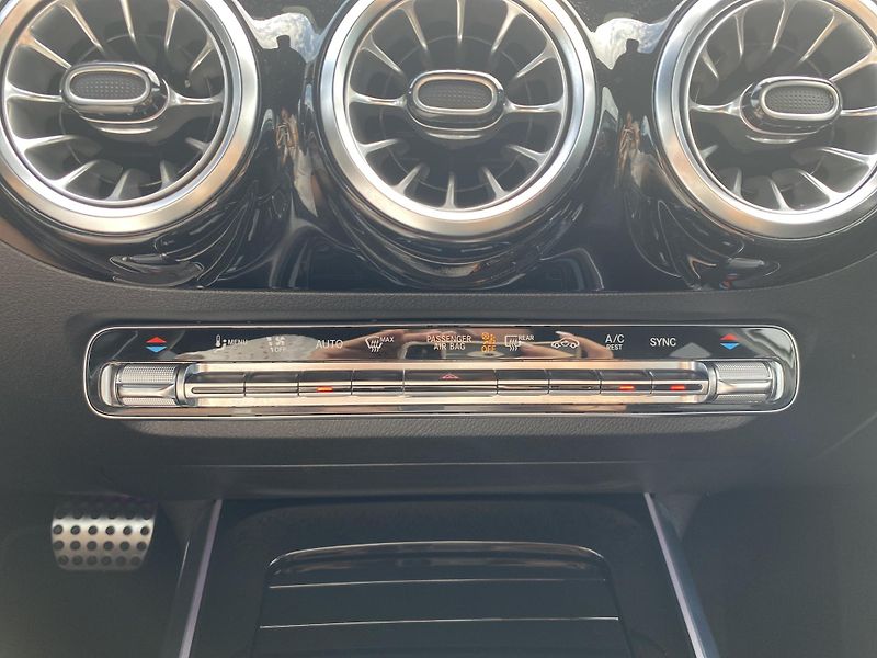 Mercedes-Benz GLA 200d 4M AMG - fotka 25 z 27