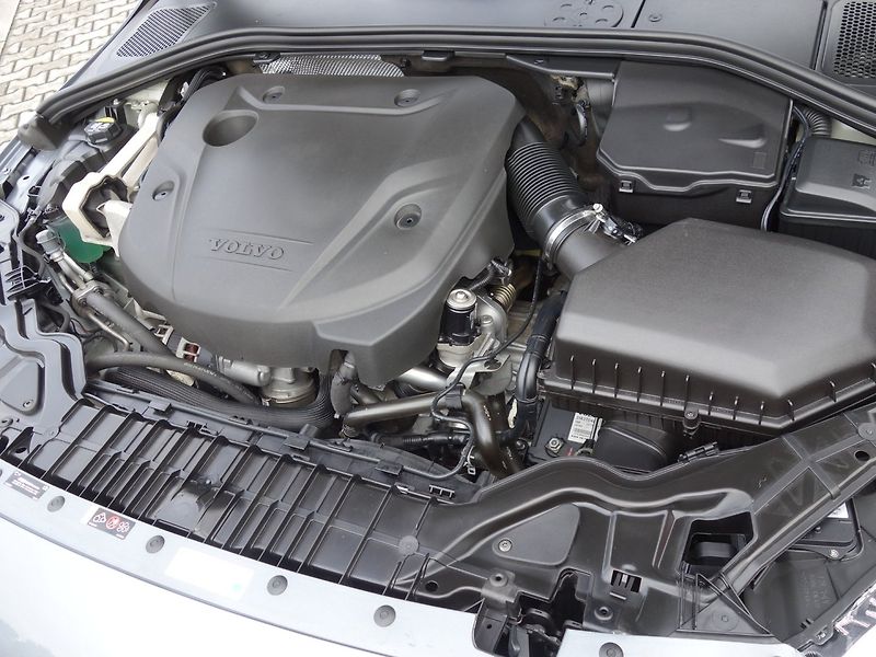 Volvo S60 (2017) 2.0D4 147kW AUT -NOVÉ V ČR - fotka 35 z 38