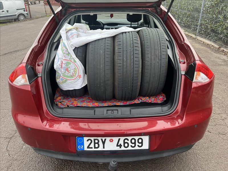 Renault Laguna 1,5 dCi KLIMA ROZVODY 2x KOLA - fotka 30 z 34