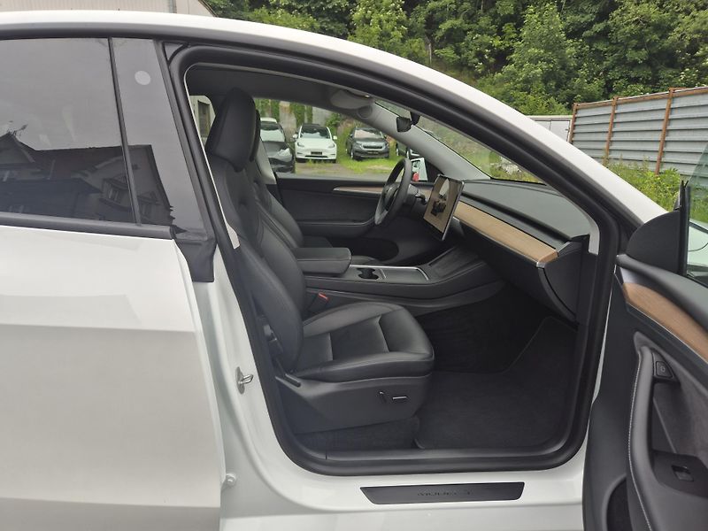 Tesla Model Y LONG RANGE DUAL MOTOR  92% - fotka 16 z 50