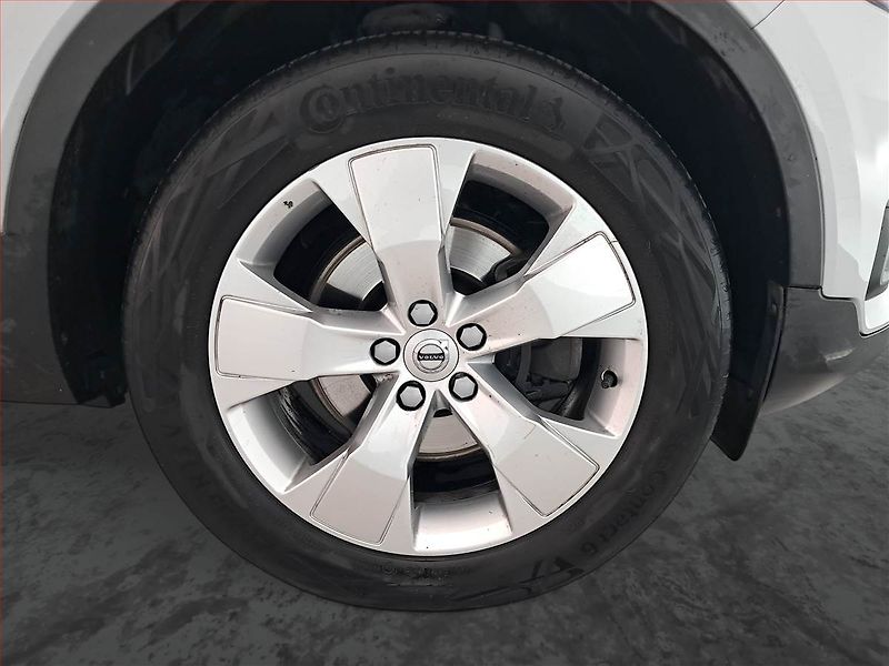 Volvo XC40 (2019) Momentum D3 AWD - fotka 15 z 18
