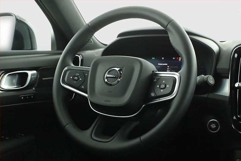 Volvo XC40 (2026) B3 - fotka 17 z 22