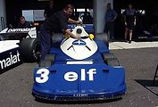 Šestikolka Tyrrell P34 v boxu při závodu historických formulí v Mostě v roce 2000. Foto: Deník/Edvard D. Beneš