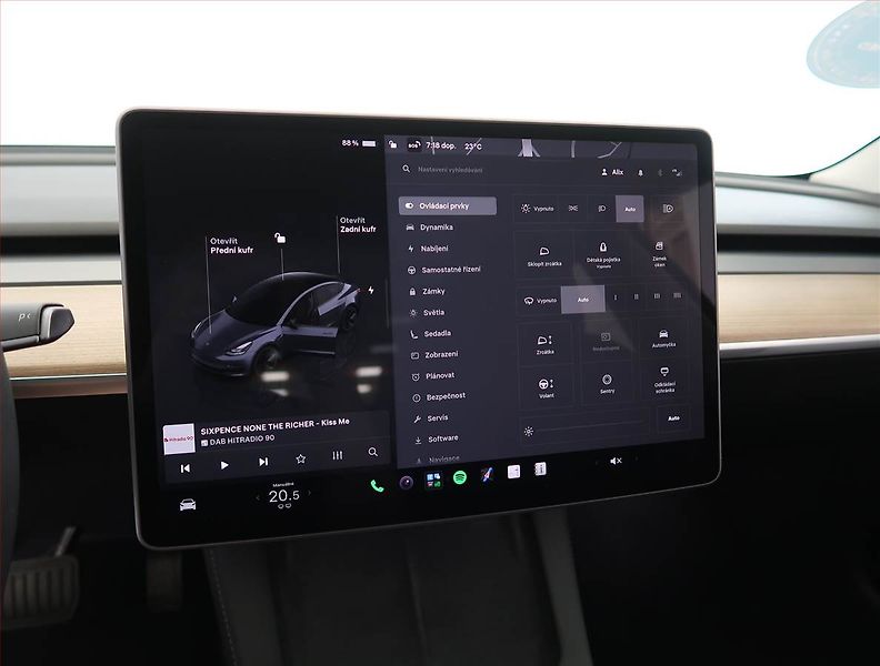 Tesla Model 3 (2023) Long Range 4WD 84kWh, SoH 97% - fotka 18 z 32
