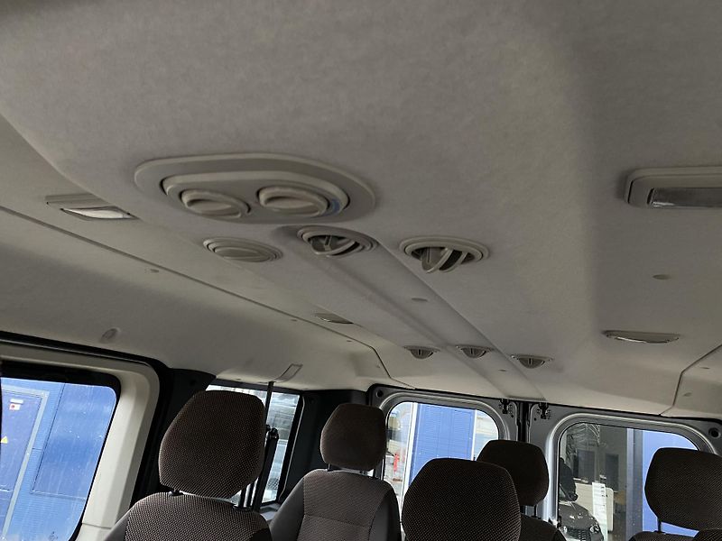 Peugeot Boxer (2019) L1H1 BlueHDi 140k MAN6 9 míst - fotka 12 z 22