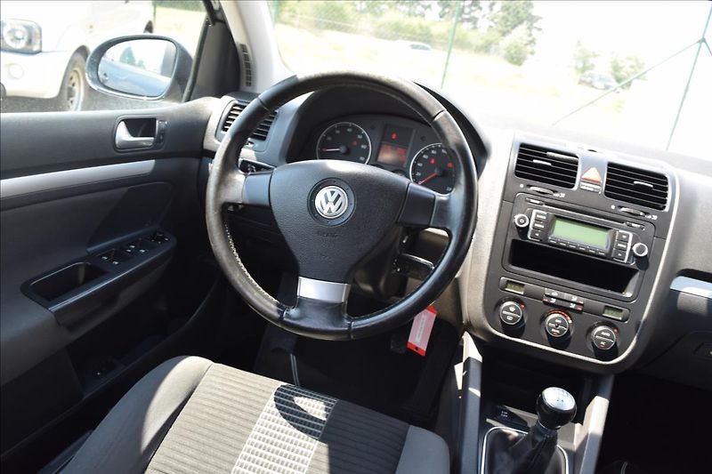 Volkswagen Golf 1,4 i 59KW NOVÁ STK ALU KLIMA - fotka 29 z 46