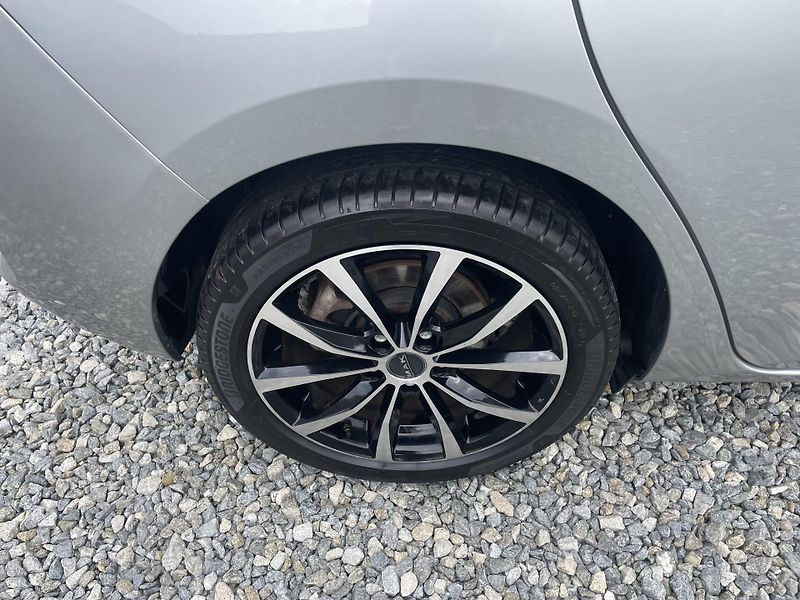 Toyota Auris 1.8i 16v HYBRID AUT SERVIS TOP - fotka 44 z 172