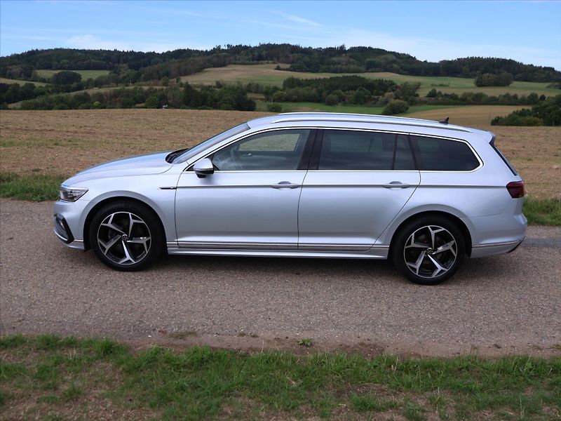 Volkswagen Passat 2,0 TDI DSG R-LINE Matrix - fotka 5 z 32