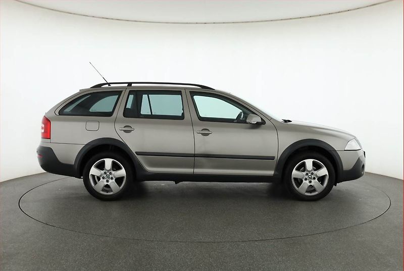 Škoda Octavia (2008) Scout 2.0 TDI, 4X4, ČR,1.maj - fotka 6 z 21