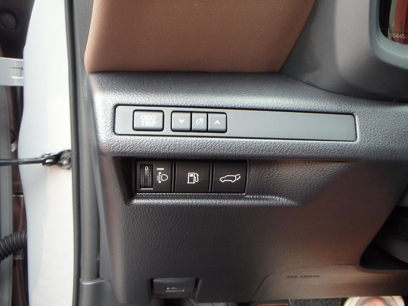 Lexus LBX (2024) 4x4 Elegant Tech  - fotka 26 z 28