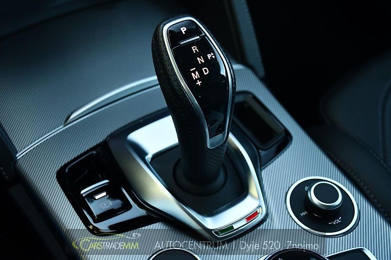 Alfa Romeo Stelvio 2.2D 16V 154kW Veloce AT8-Q4 - fotka 32 z 52
