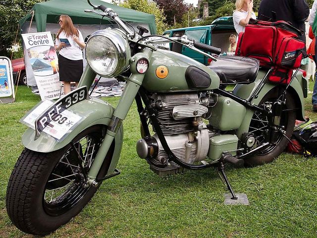 Motocykl Sunbeam S7 De Luxe z roku 1950 na akci Hebden Bridge Vintage Weekend v roce 2012.