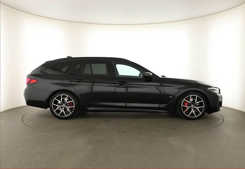 BMW Řada 5 (2021) 540i xDrive - fotka 6 z 20