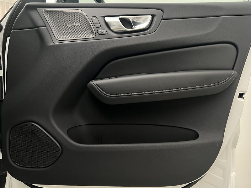Volvo XC60 T6 AWD DARK PLUS CZ 1. maj. - fotka 49 z 49