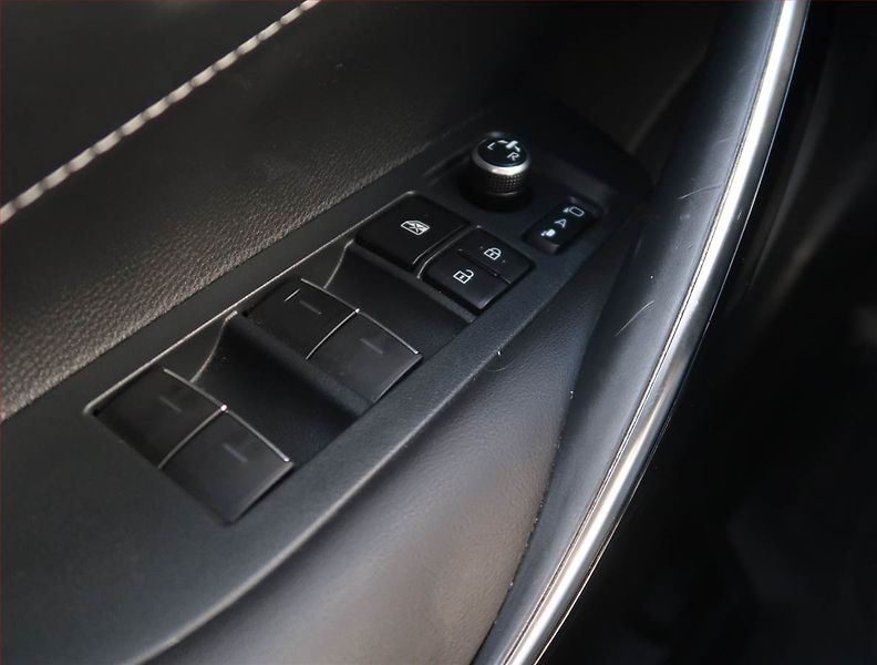 Toyota Corolla (2021) 2.0 Hybrid - fotka 23 z 27