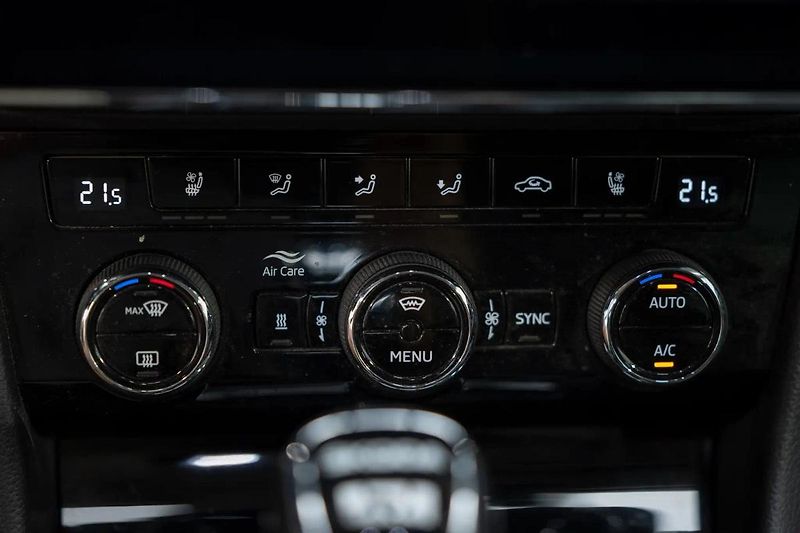 Škoda Superb 2.0 TDI 147 kW 4x4 L&K - fotka 16 z 38