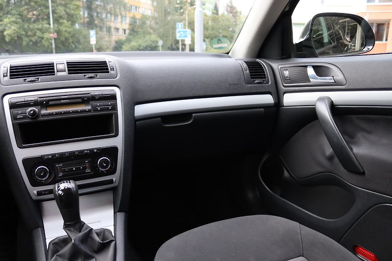 Škoda Octavia SERVISOVANÁ OCTAVIA - fotka 28 z 49