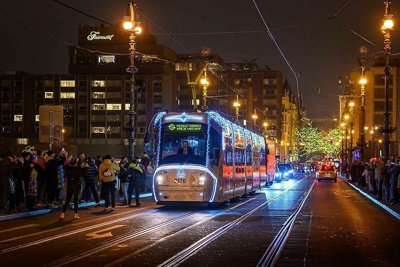 Vánoční flotila pražského dopravního podniku.