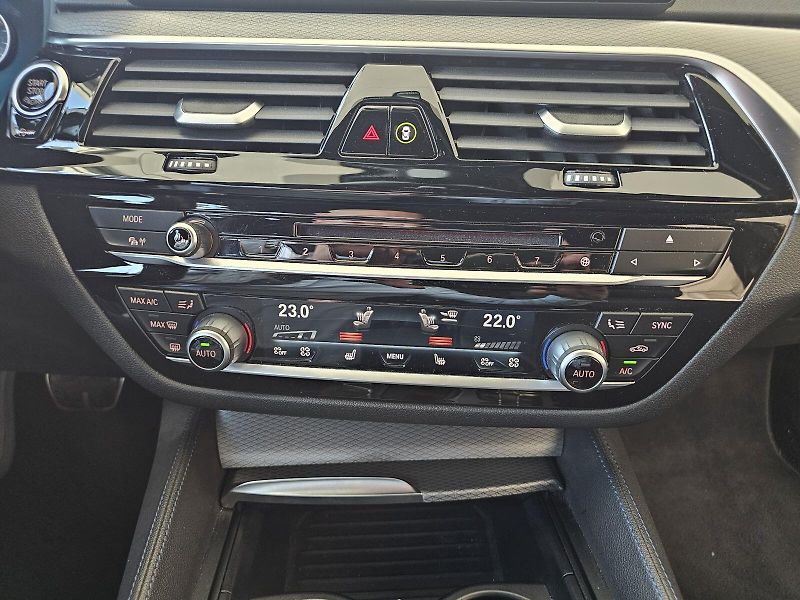 BMW Řada 5 540d xDrive - fotka 16 z 26