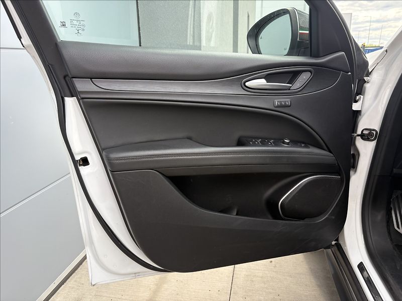 Alfa Romeo Stelvio 2,2 jtd 154 KW 4x4 - fotka 13 z 20