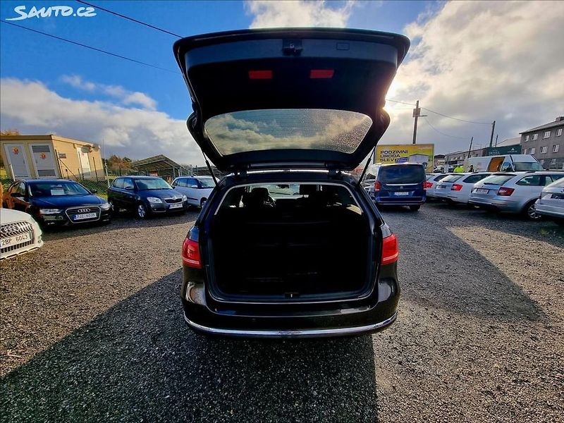 Volkswagen Passat (2012) 1,6 TDi 77KW - fotka 16 z 23