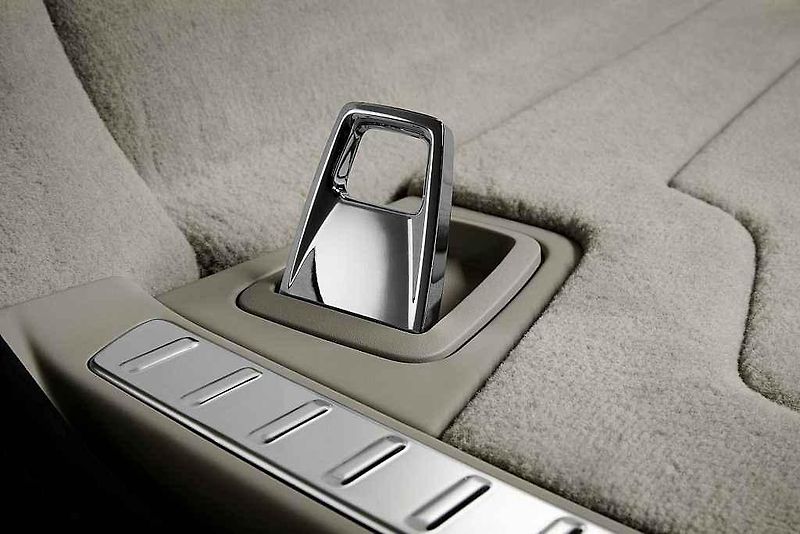 Volvo V90.