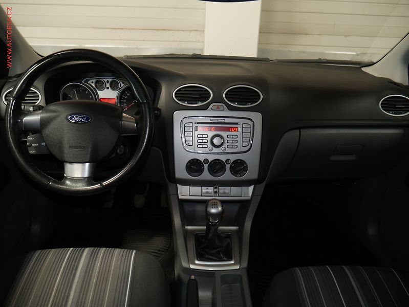 Ford Focus (2009) 1.6i, AC, park.čidla - fotka 8 z 17