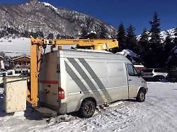 Tohle je auto, co jezdí do střediska vždy jako první. Auto vlekařů také dost často zasahuje ve chvíli, kdy někdo zablokuje jednou příjezdovou cestu, což se stává poměrně často.