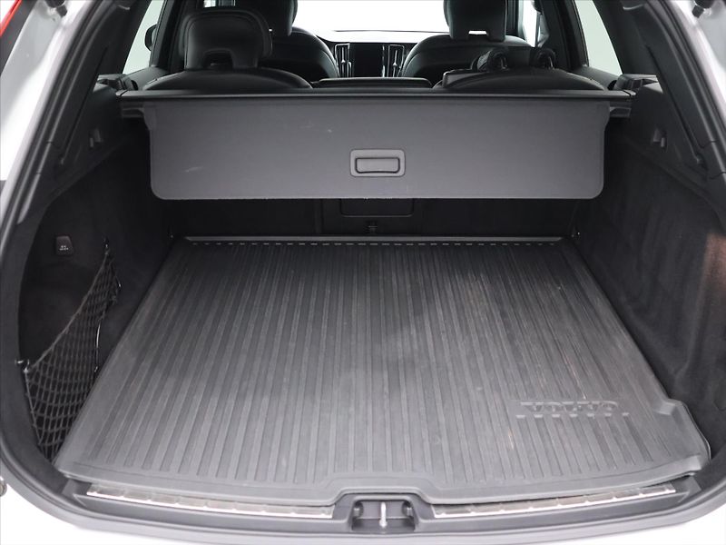 Volvo XC60 2.0 B4 145kW R-Design CZ Aut. - fotka 10 z 35