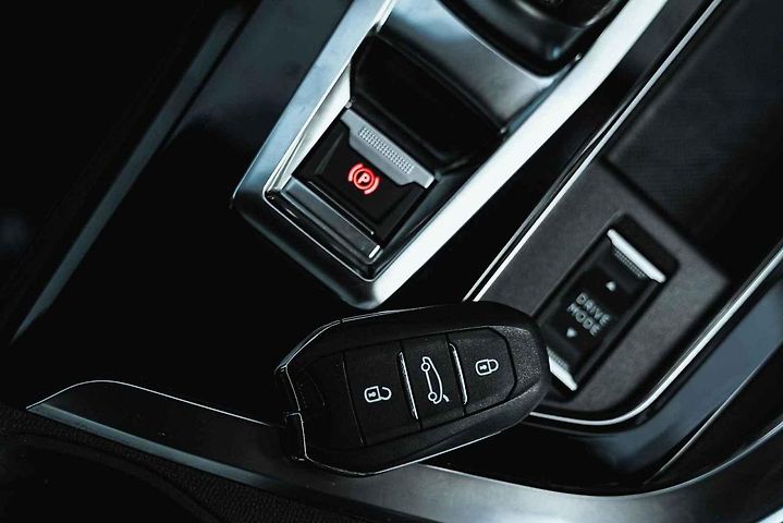 Elektronická ruční brzda je moderní systém, který pomocí síly dvou elektromotorů s převodovkou zabrzdí kotouče na zadních kolech auta.