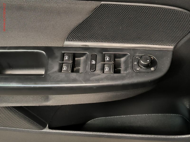 Volkswagen Golf (2011) 1.6 TDi, Trendline, navi - fotka 17 z 17