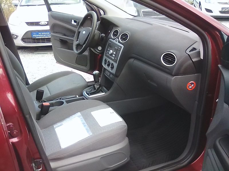 Ford Focus (2005) 2.0i 16V combi, 2majitel - fotka 19 z 30