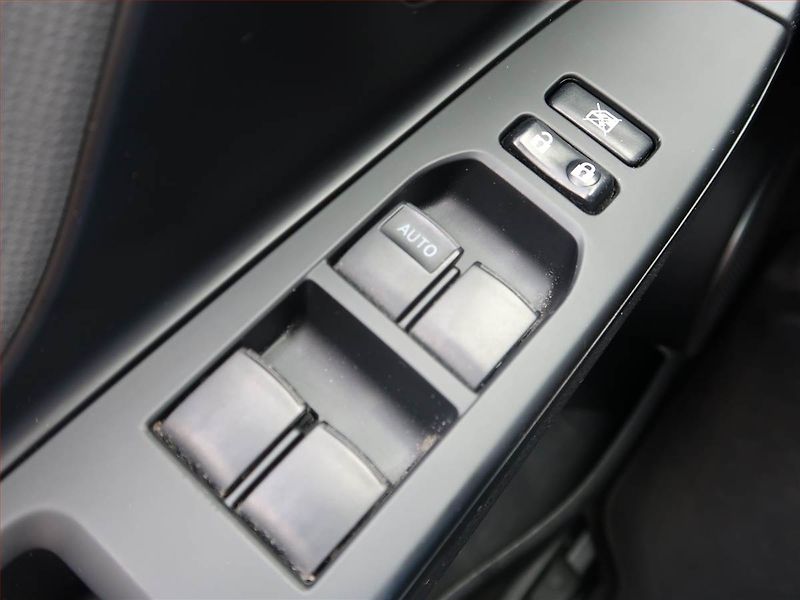 Toyota Yaris (2015) 1.5 Hybrid, Automat, Kůže - fotka 17 z 18