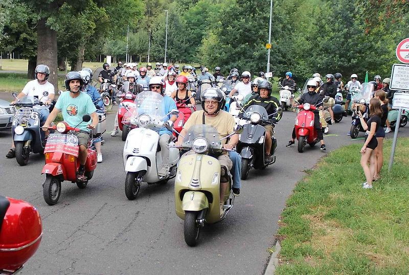 Sraz majitelů italských skútrů Vespa s názvem Vesparáda se v Lovosicích uskutečnil již popáté. Na snímku právě konvoj vyráží na spanilou jízdu.