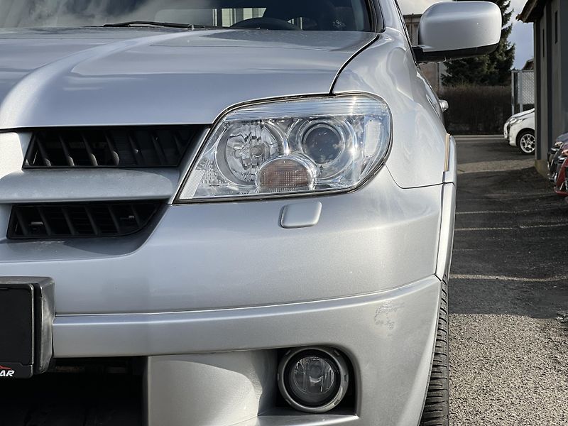 Mitsubishi Outlander Navigator 2.0i 4x4 KLIMA ALU - fotka 29 z 32